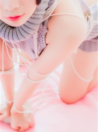 The rabbit plays with a picture of a backless sweater!!(27)